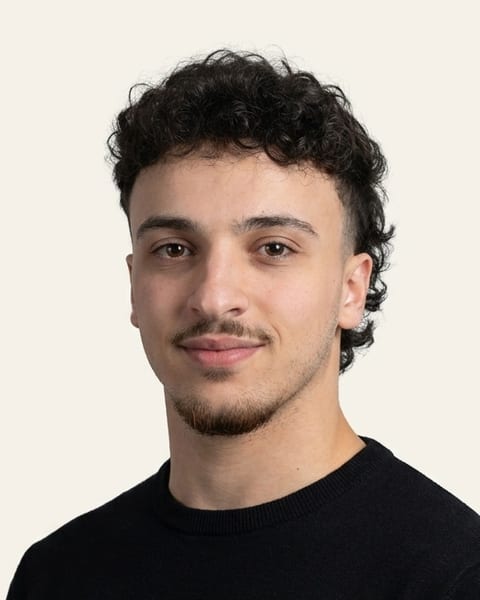 Salah Makhu, bei Makhu Studio für Marketing, Design und Strategie zuständig, im Porträt vor hellem Hintergrund