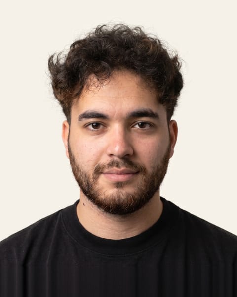 Yusuf Makhu, Inhaber von Makhu Studio, im Porträt vor hellem Hintergrund