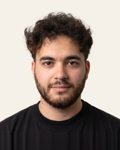 Yusuf Makhu, Inhaber von Makhu Studio, im Porträt vor hellem Hintergrund